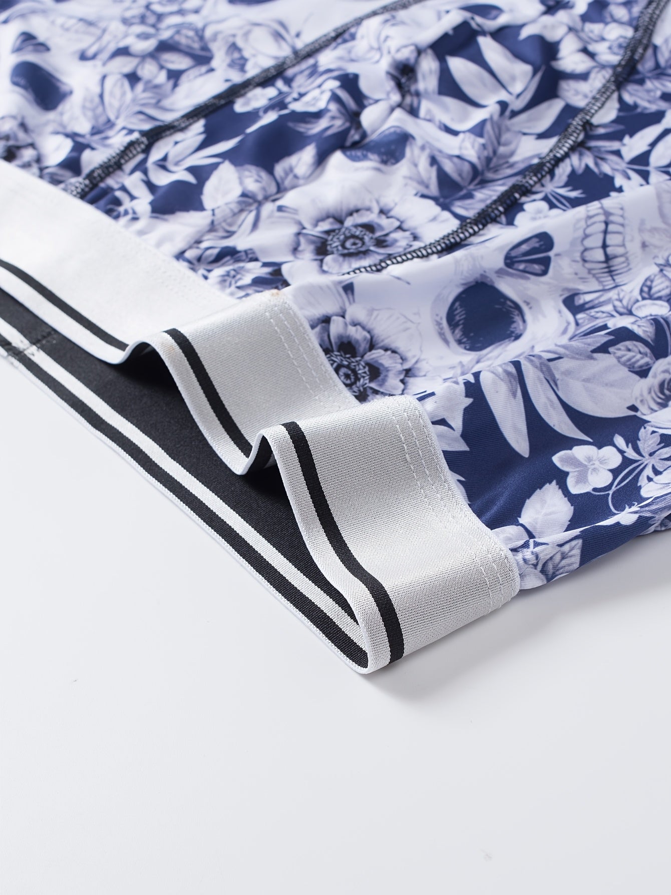 Caleçons à imprimé crâne floral pour hommes, en tissu tricoté polyester à haute extensibilité, design de poche en U pour la peau, anti-rayures et anti-humidité pour un usage quotidien et des activités en extérieur.